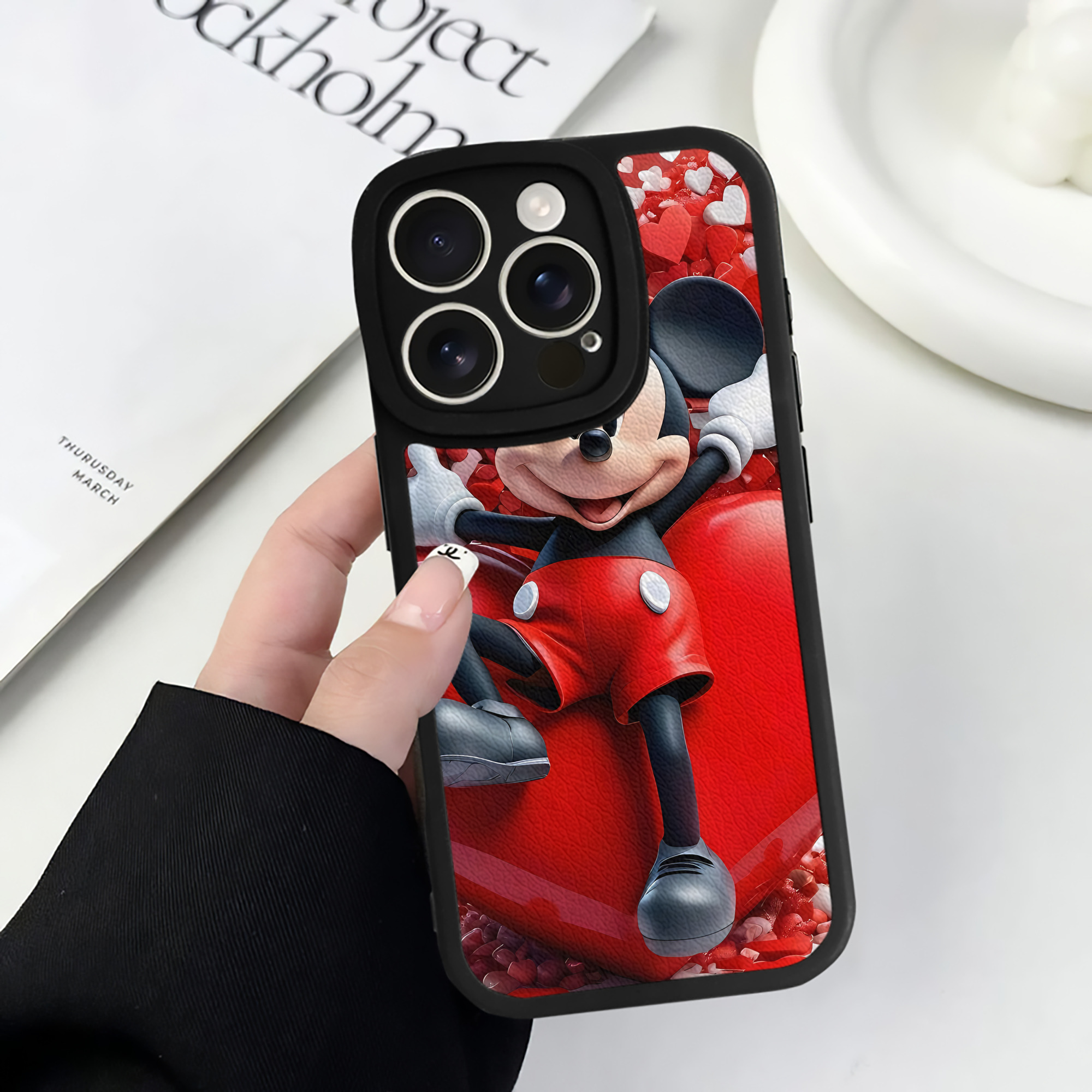 （画像用） ミッキーマウス Mickey Mouse 【iPhone 16シリーズ対応】シリコンスマホケース（レザー調） 材質：シリコン